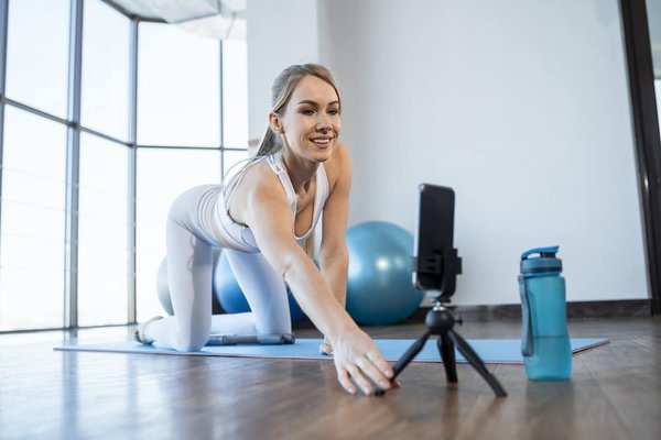 Quelles stratégies de contenu vidéo pour une entreprise de vêtements de sport utilisant des matériaux recyclés?